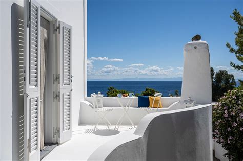 Interno elegante di un bar con area lounge e piscina vista mare
