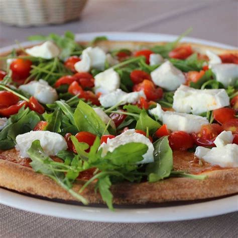 Piatto di mozzarella di bufala con pomodorini e basilico