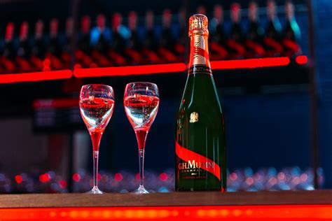 Coppa di champagne Mumm Cordon Rouge con bollicine