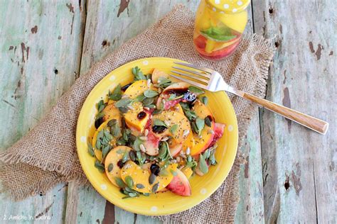 insalata di pesche con portulaca e semi