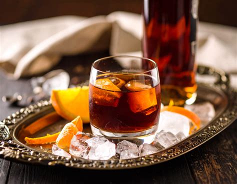 Bicchiere di amaro con erbe aromatiche