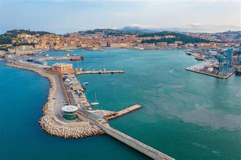 Vista panoramica di Ancona con il porto e il mare