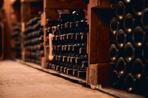 Bottiglie di vino naturale in una cantina