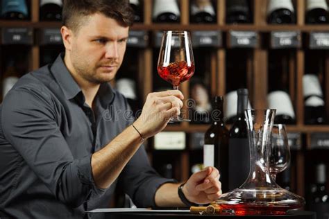 Un sommelier che serve un bicchiere di vino rosso