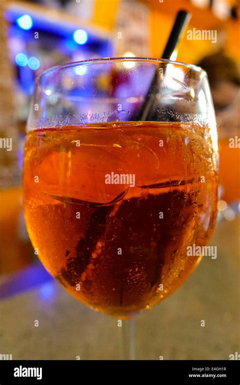 Un bicchiere di Aperol Spritz con ghiaccio e fetta d'arancia