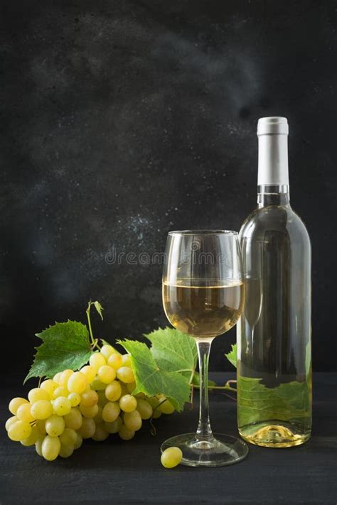Una bottiglia di vino bianco con un leggero sedimento sul fondo