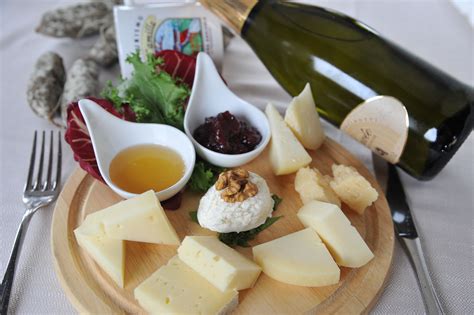 Tagliere di formaggi stagionati con confettura di fichi