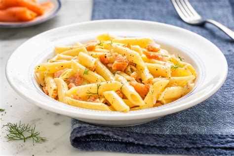 Piatto di pasta esotica in un ristorante