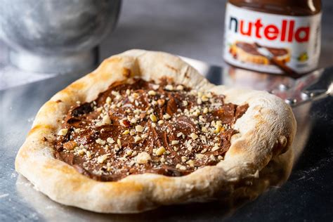Pizza alla Nutella decorata con frutta