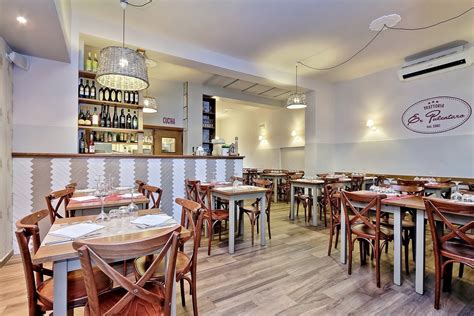 Interno di un locale moderno con arredamento minimalista