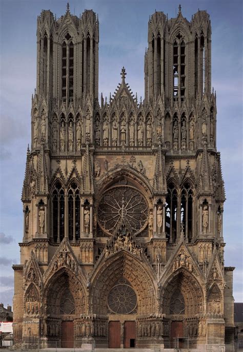 Vista panoramica di Reims con la cattedrale in primo piano