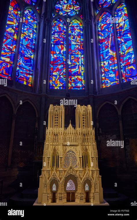 Interno della Cattedrale di Reims con le vetrate di Chagall