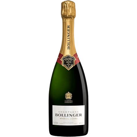 Una bottiglia di Bollinger Special Cuvée in primo piano, con un bicchiere accanto.