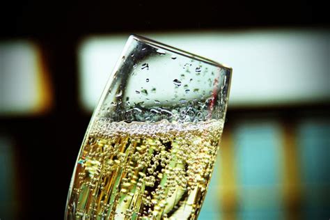 Un primo piano di bollicine di Champagne che salgono in un bicchiere.