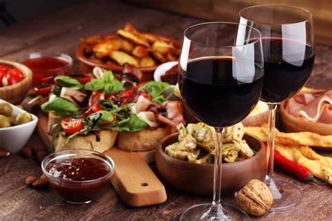 Vino e cibo in un'enoteca accogliente