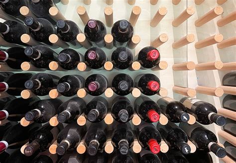 Selezione di vini in un bar moderno