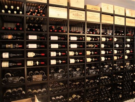 Cantina con scaffali pieni di bottiglie di vino