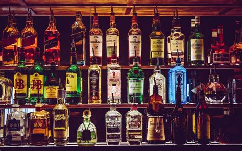 Varietà di bottiglie di distillati