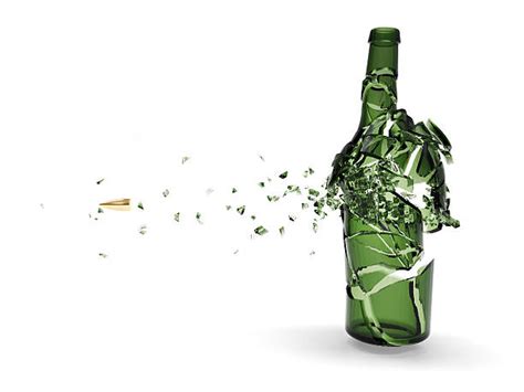 Immagine di una bottiglia di vino rotta all'interno di un imballaggio