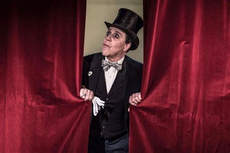 Una scena di una commedia teatrale con attori vestiti in abiti tradizionali napoletani