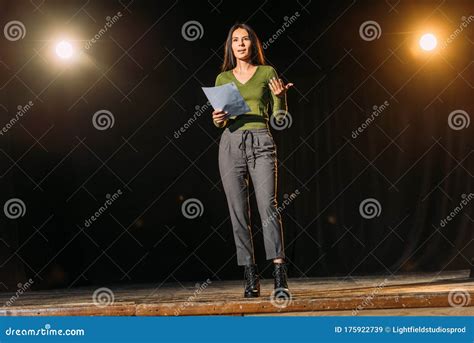 giovane attrice sul palco