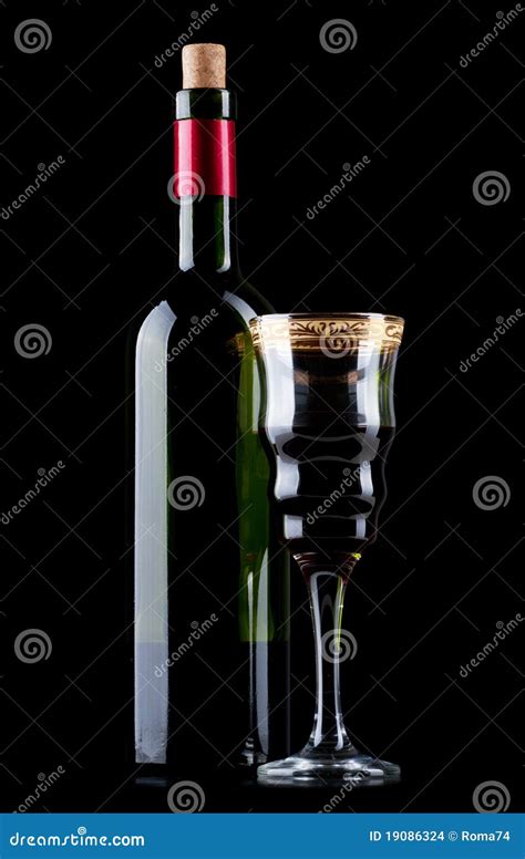 bottiglia di alcol e bicchiere