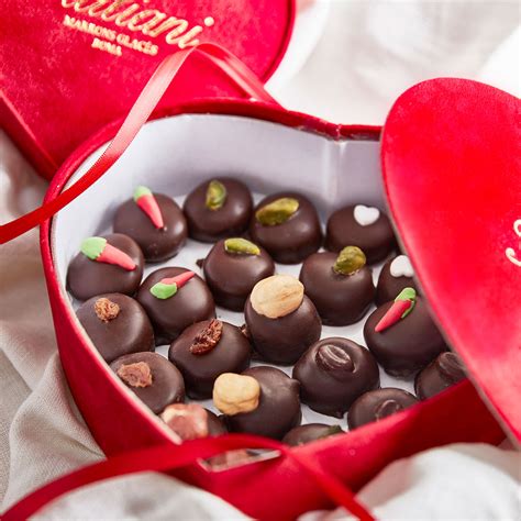 Cioccolatini assortiti e bicchieri di distillati