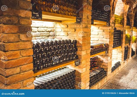 Interno di una cantina storica con bottiglie di vino