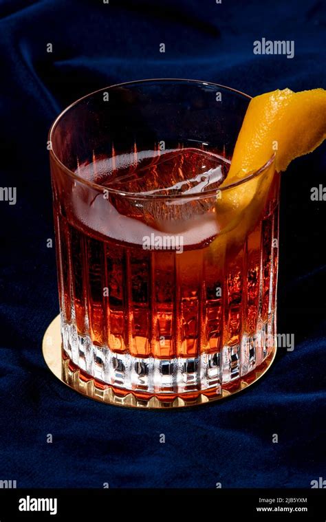 Bicchiere con Americano, guarnito con scorza d'arancia