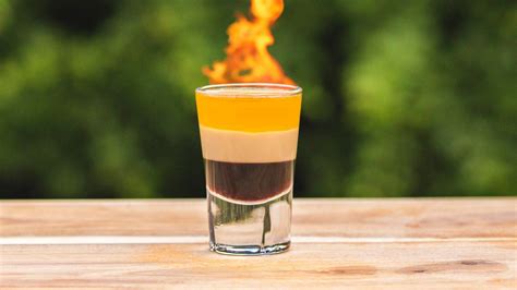 Bicchiere con cocktail B52 stratificato