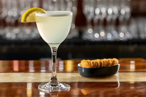 Ingredienti per Vodka Sour disposti su un bancone