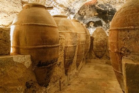 Interno di un'enoteca tradizionale con giare di terracotta