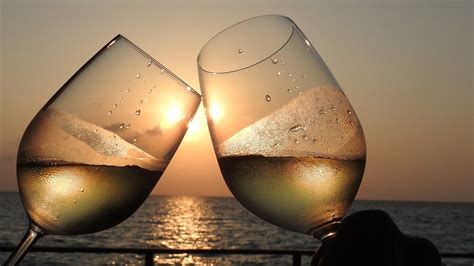 Calici di vino al tramonto