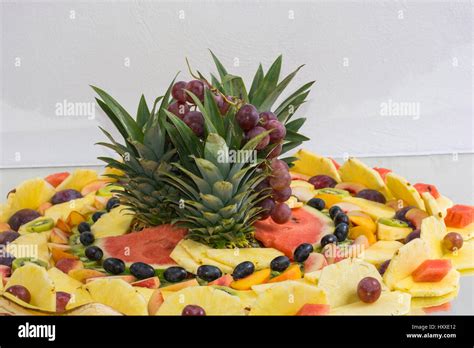 Composizione di frutta fresca e fiori bianchi