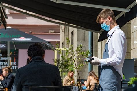 Un sommelier che discute con un cliente al tavolo