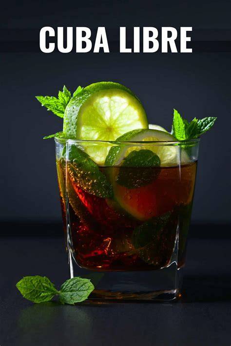 Preparazione del cocktail Cuba Libre