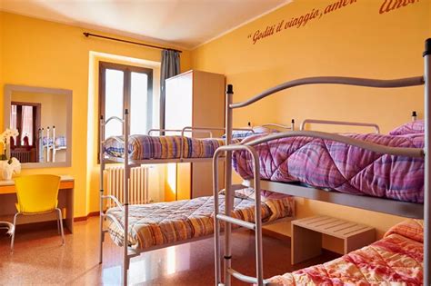 vista esterna di un ostello con campo circostante