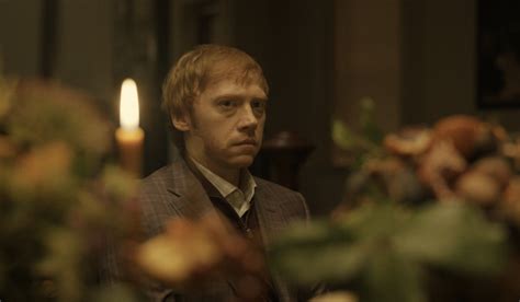Rupert Grint in una scena della serie