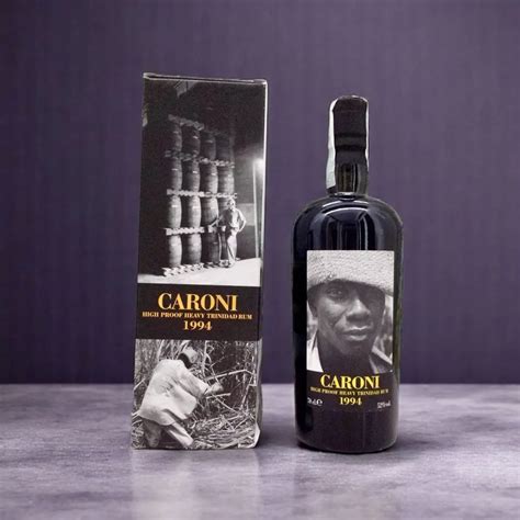 Bottiglia di Caroni 25 Year Old con etichetta distintiva