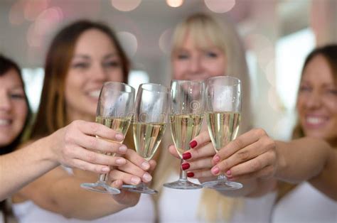 Donne e uomini che brindano con bicchieri di Lambrusco