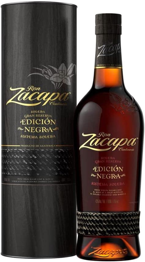Bottiglia di Rum Zacapa Edicion Negra con il suo caratteristico petate