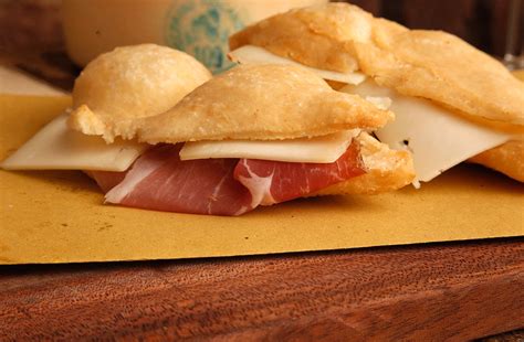 primi piani di prosciutto toscano e pecorino