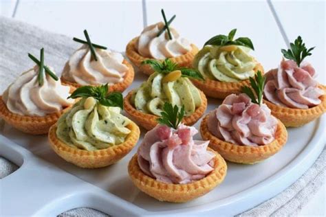varietà di pasticcini salati e rustici