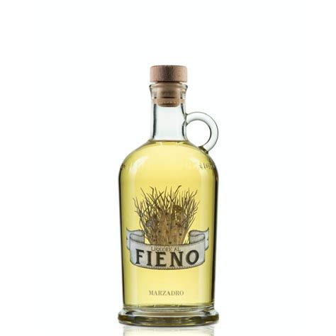 Bottiglia di Liquore al Fieno Marzadro su un tavolo di legno