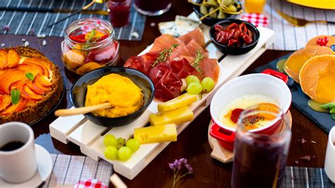 tavola apparecchiata per un brunch con bottigliette di Prosecco