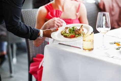 Un cameriere sorridente che serve un piatto di cicchetti