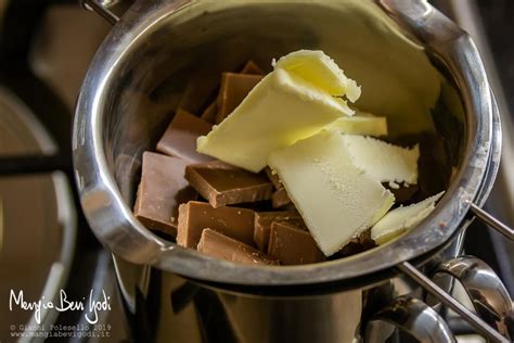 processo di fusione a bagnomaria burro e cioccolato