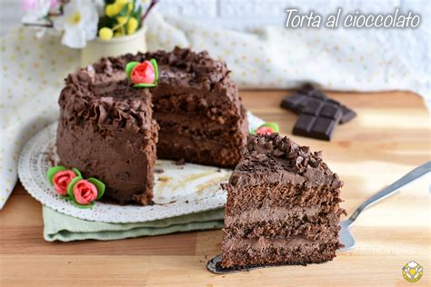 torta al cioccolato e rum a strati con decorazioni