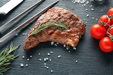 Un succulento piatto di bistecca alla griglia, ideale per l'abbinamento con Cabernet Sauvignon