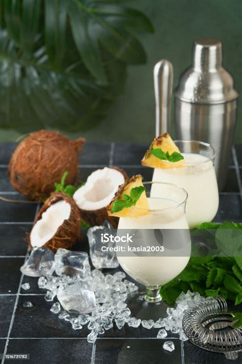 Cocktail tropicale con rum al cocco
